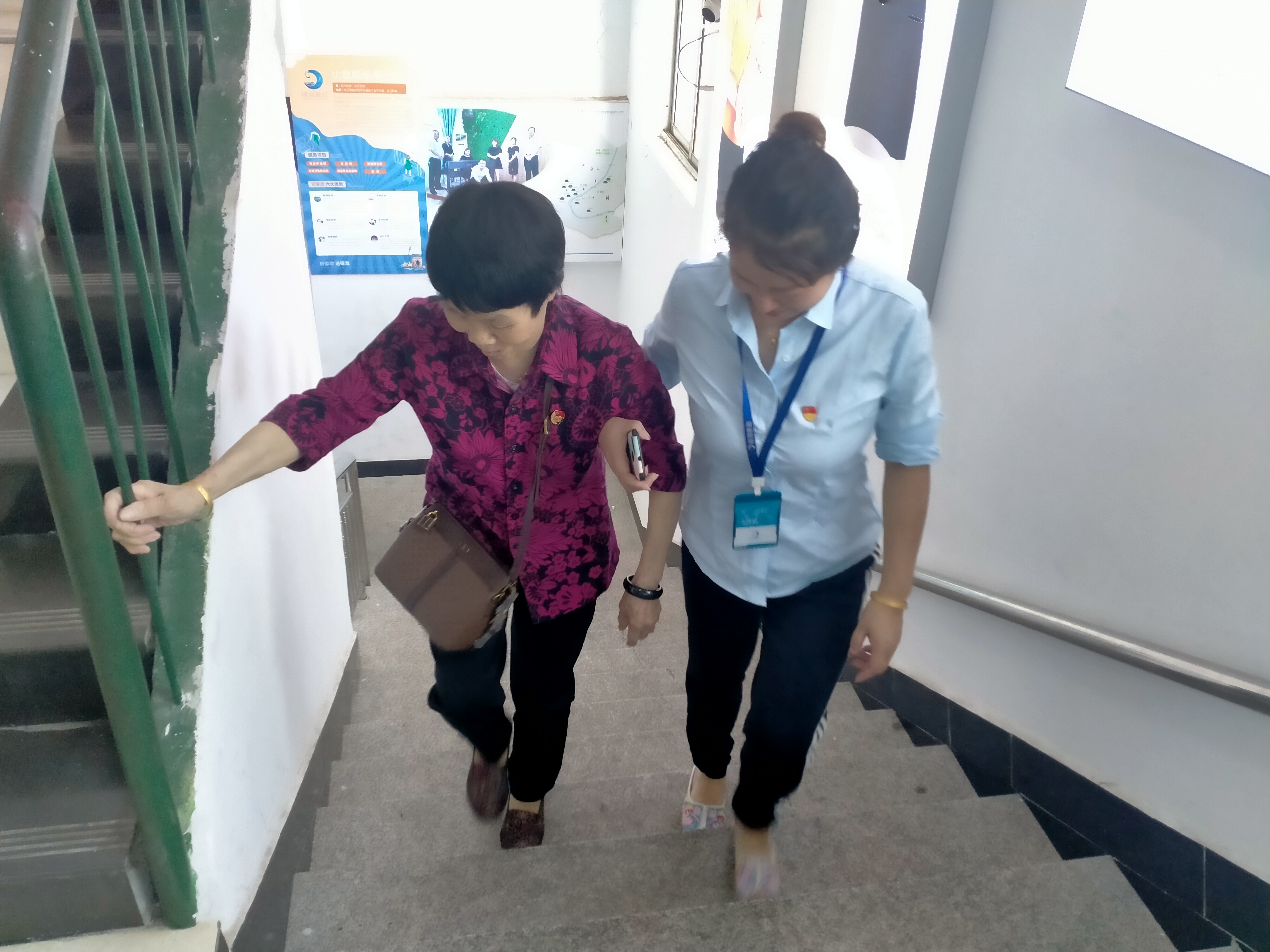 年輕黨員接老黨員參觀銀海培訓(xùn)學(xué)校