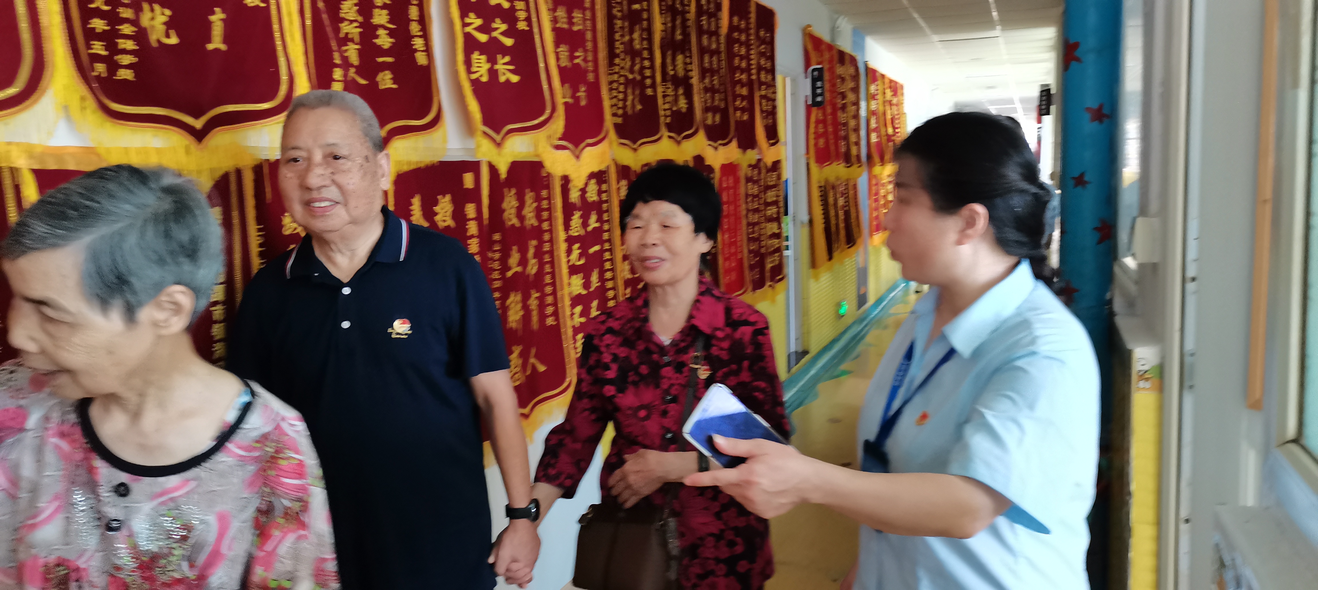 年輕黨員接老黨員參觀銀海培訓(xùn)學(xué)校