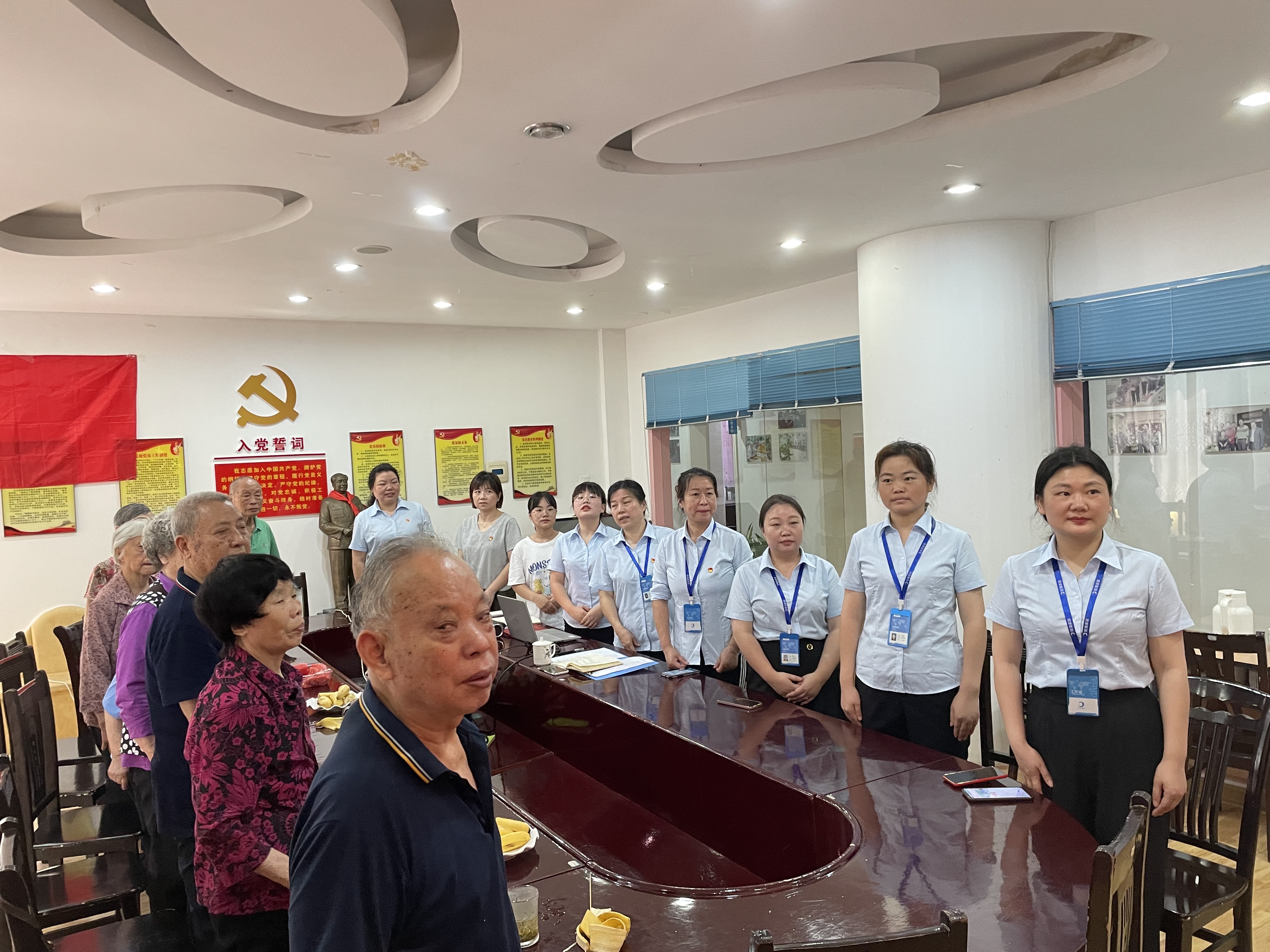 會(huì)議在莊嚴(yán)肅穆的國歌聲中拉開序幕