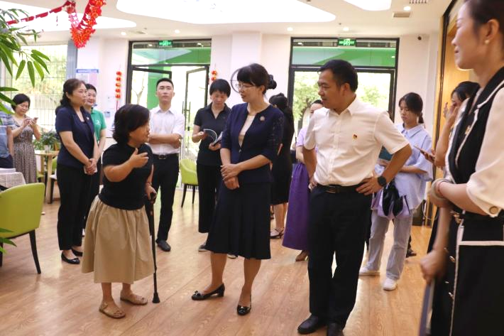 湖南省婦聯(lián)領(lǐng)導(dǎo)一行調(diào)研銀海倆寶貝窯灣長者之家