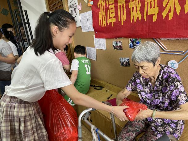 倆寶貝里來了一群小志愿者