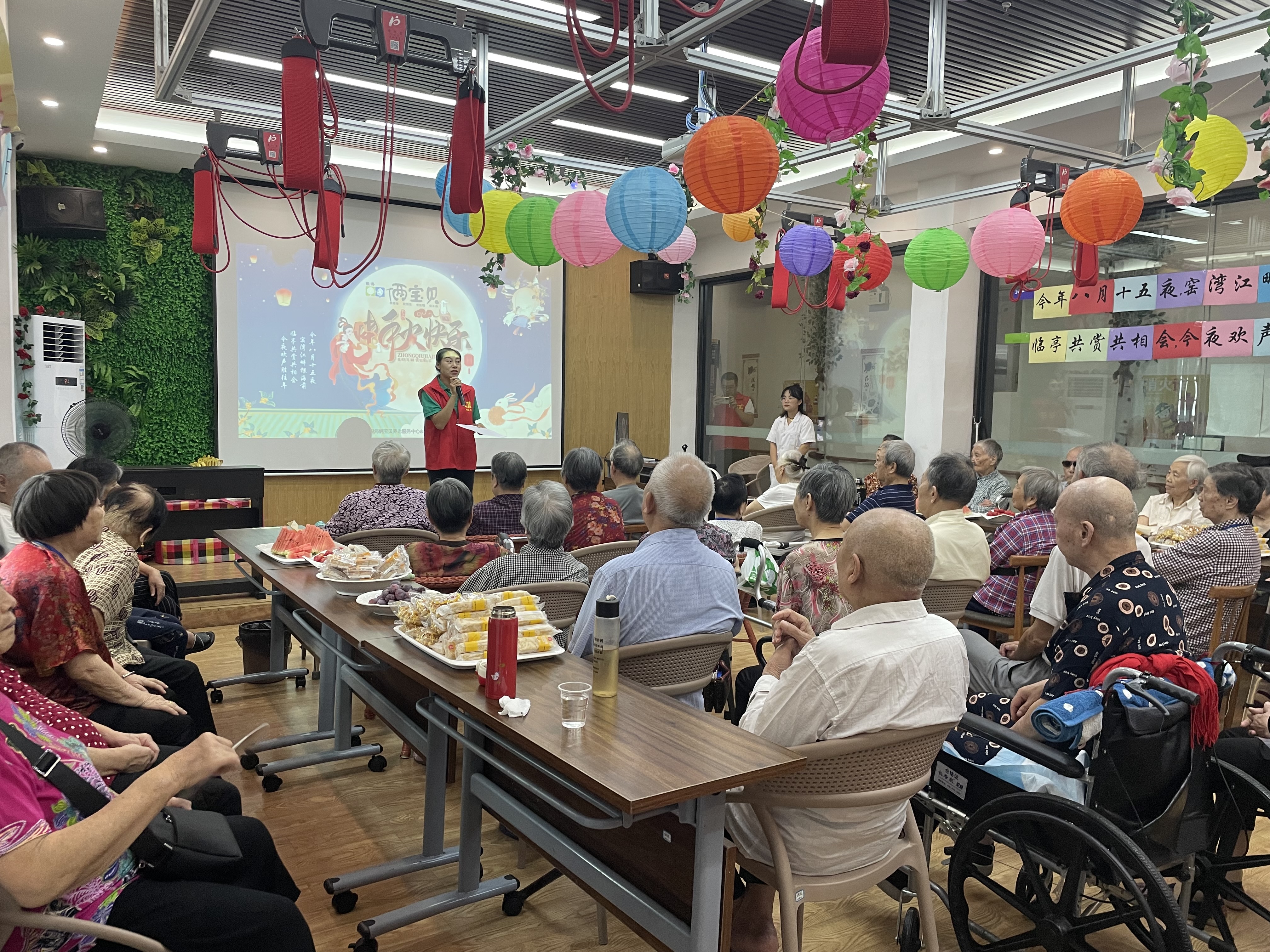 猜燈謎、嘗月餅、品思念