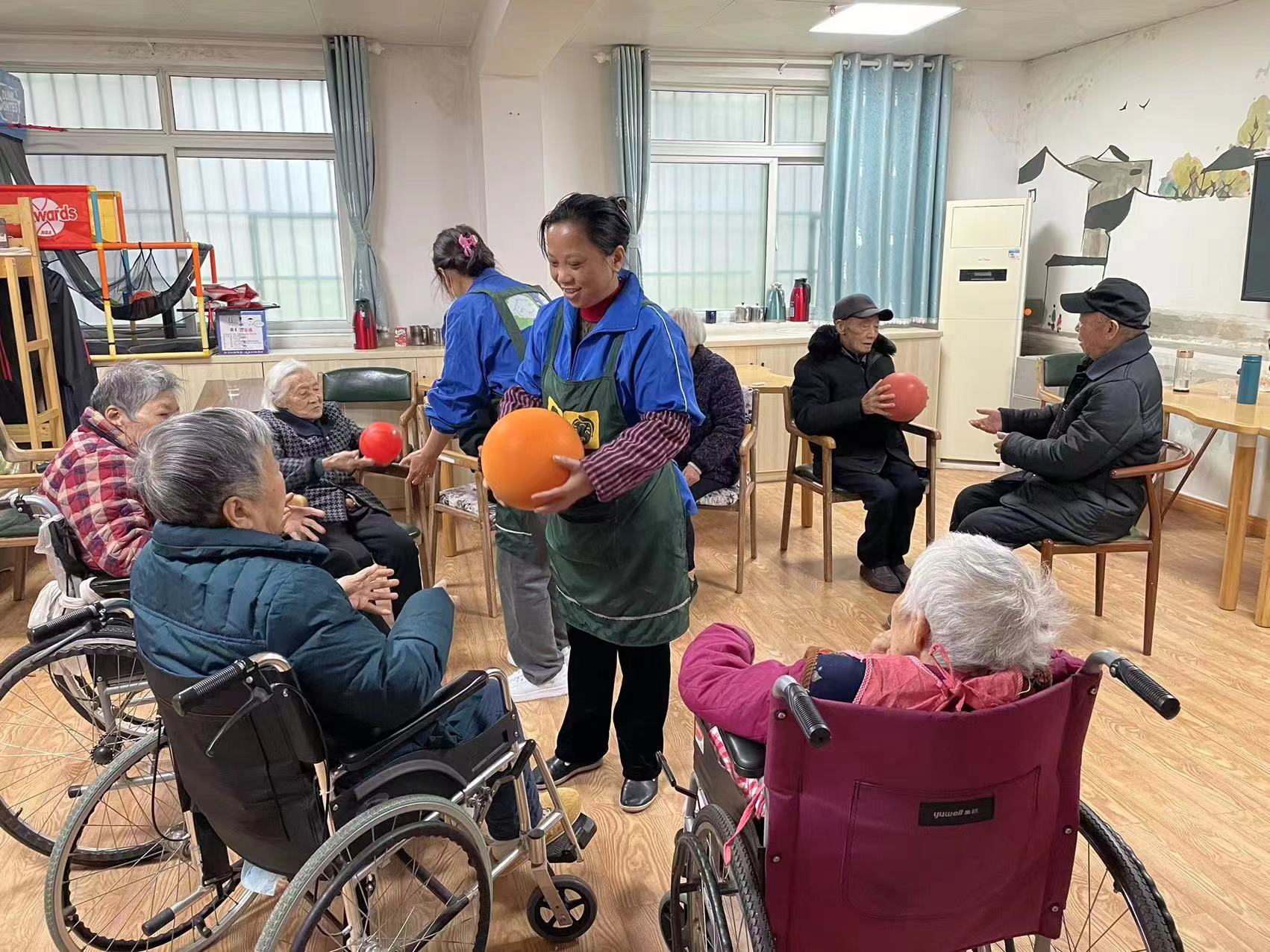 銀海倆寶貝養(yǎng)老護(hù)理員日常工作