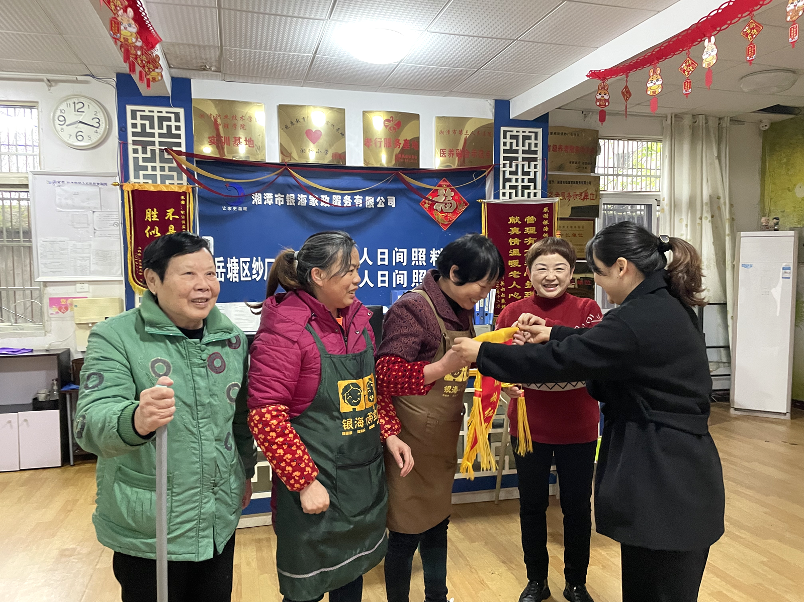 周書記頒發(fā)“流動(dòng)紅旗”