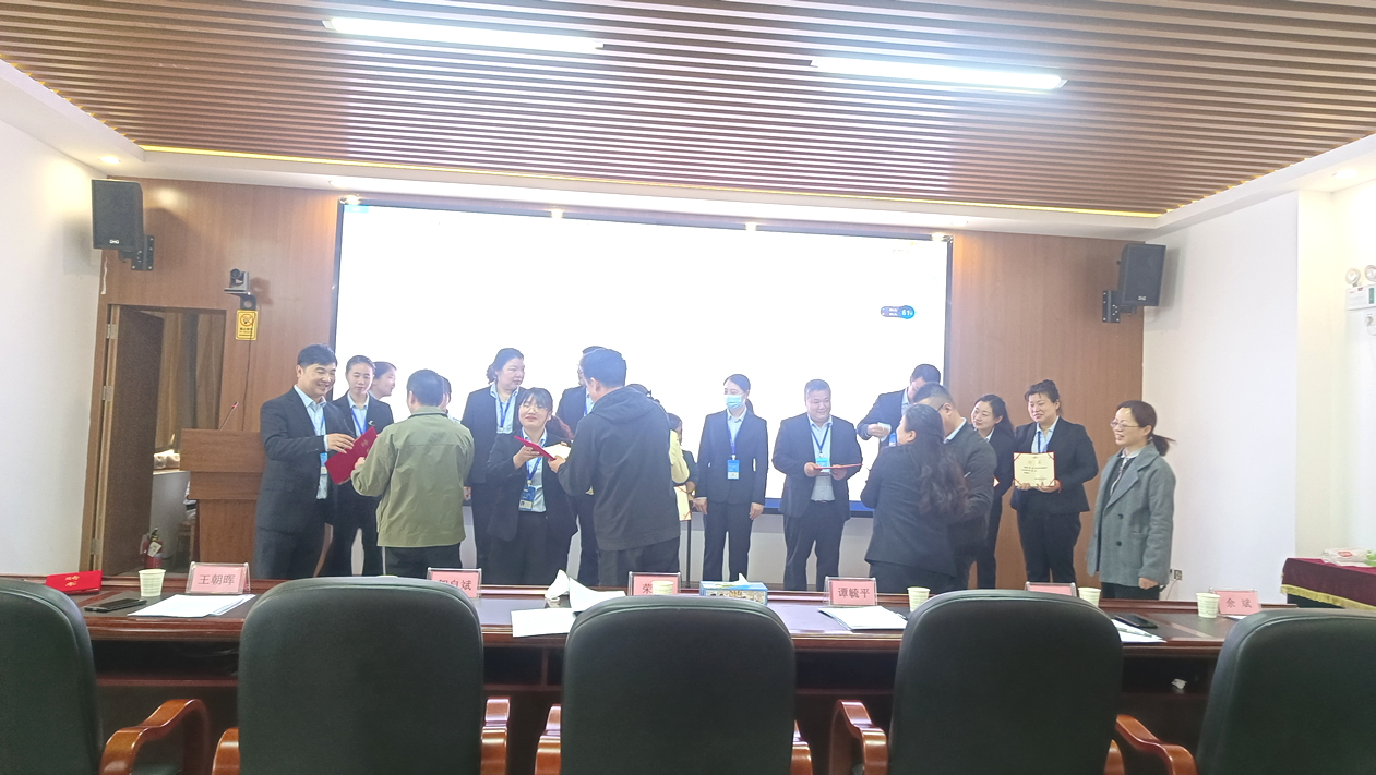 為試點工作領導小組的成員頒發(fā)證書