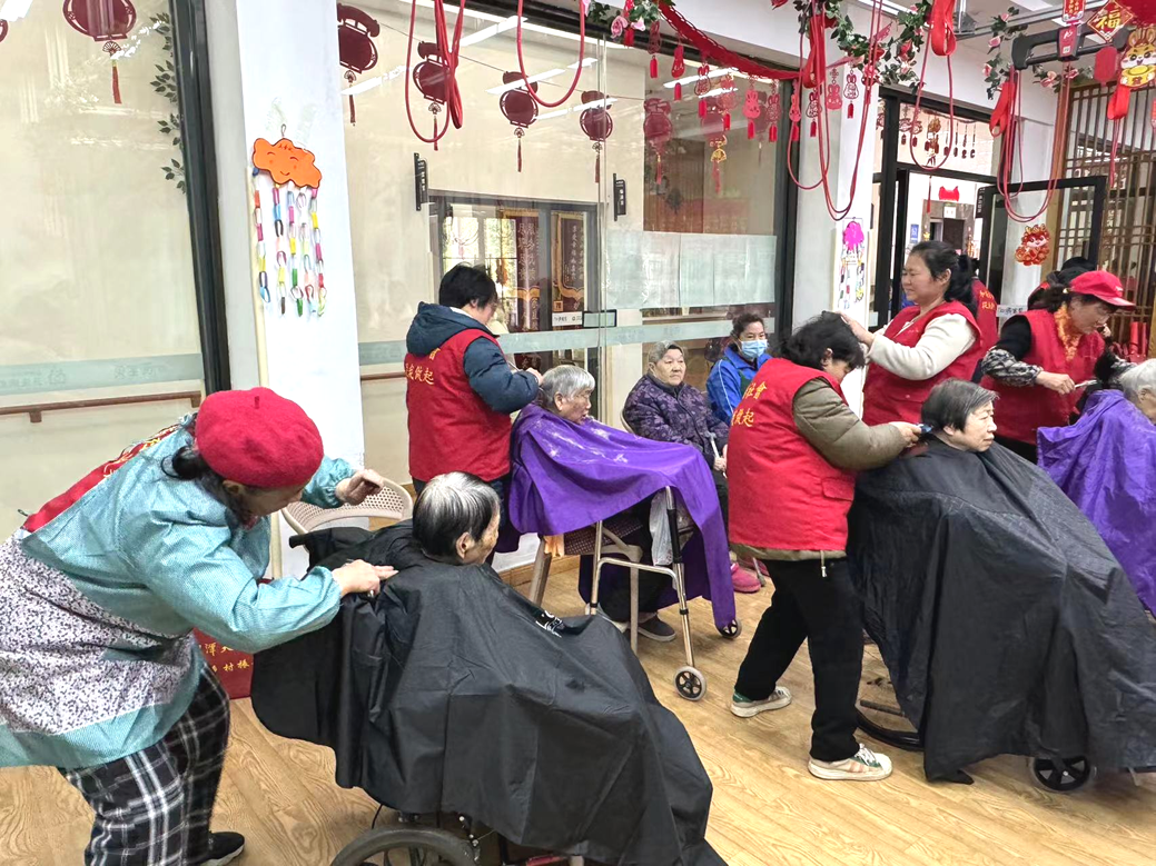 志愿者們?yōu)殚L者剪發(fā)、洗腳修指甲、按摩等