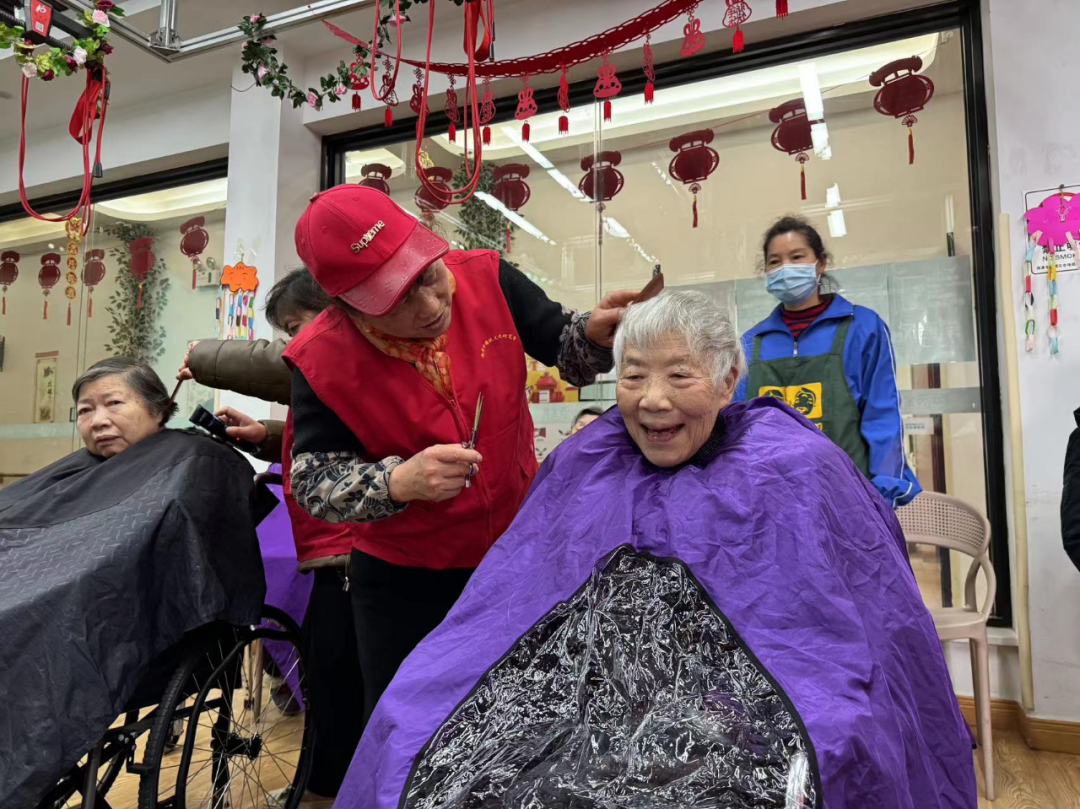 志愿者們?yōu)殚L者剪發(fā)、洗腳修指甲、按摩等