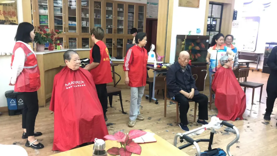 鄧葉平為爺爺奶奶理發(fā)剃須、剪指甲