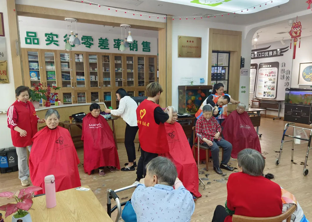 鄧葉平為爺爺奶奶理發(fā)剃須、剪指甲